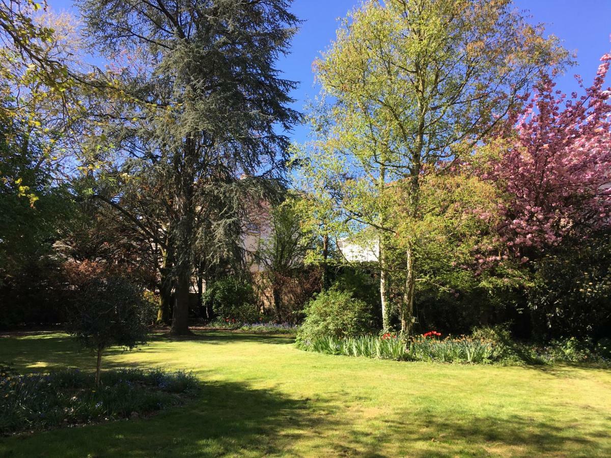 Hotel Au Rez de Jardin à Cholet Extérieur photo