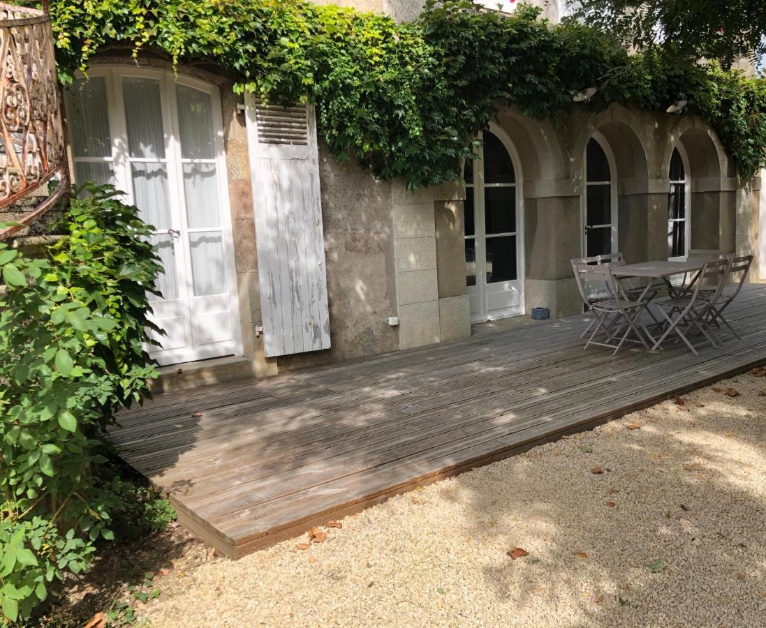 Hotel Au Rez de Jardin à Cholet Extérieur photo